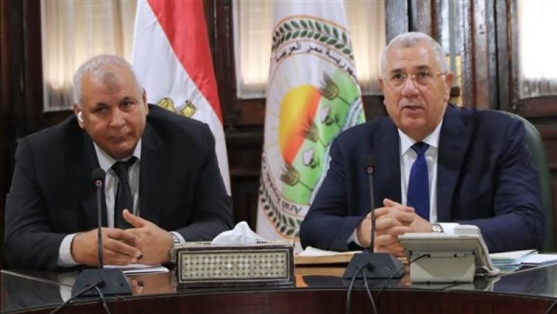 وزير الزراعة يبحث إقامة محطة بحوث إقليمية بمركز باريس في الوادي الجديد