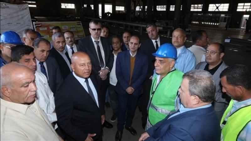 «الوزير» يتفقد ورش إنتاج مفاتيح السكك الحديدية بالعباسية مع وفد خبراء نمساوي