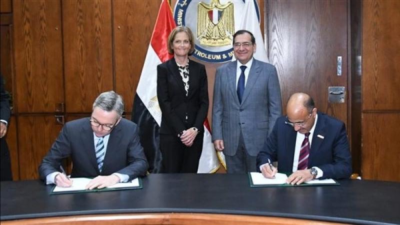 توقيع اتفاقية مشروع لإنتاج الميثانول الأخضر بميناء دمياط باستثمارات 450 مليون دولار