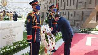السيسي يضع إكليلا من الزهور على النصب التذكاري لشهداء القوات المسلحة