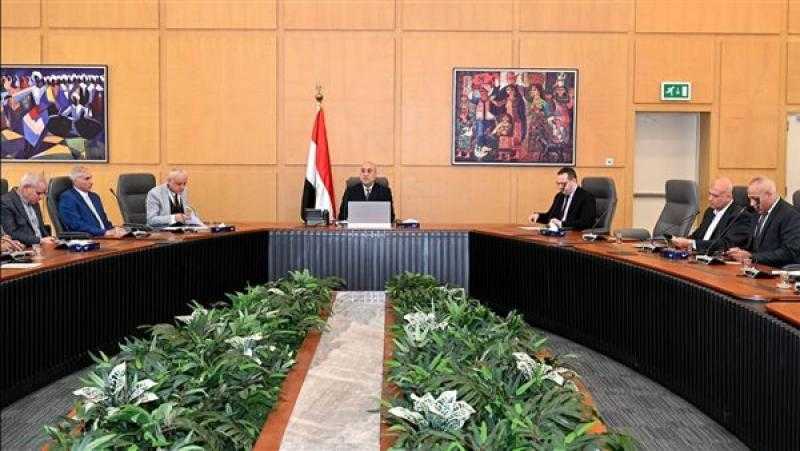 وزير الإسكان يوجه بإعداد خطط لتطوير المناطق الصناعية بالمدن الجديدة