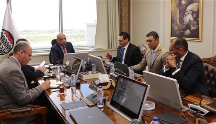وزير قطاع الأعمال يبحث مع تحالف مصري إيطالي إقامة مجمع لصناعة البليت