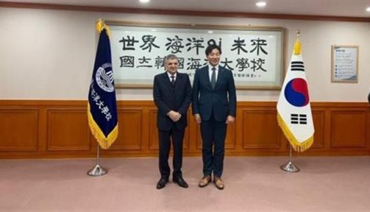 رئيس هيئة قناة السويس يبحث سبل التعاون مع جامعة كوريا البحرية