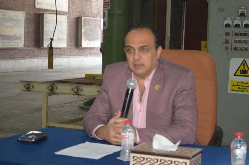 رئيس مجلس إدارة مصنع إنتاج وإصلاح المدرعات (200 الحربي) يجتمع مع العاملين 