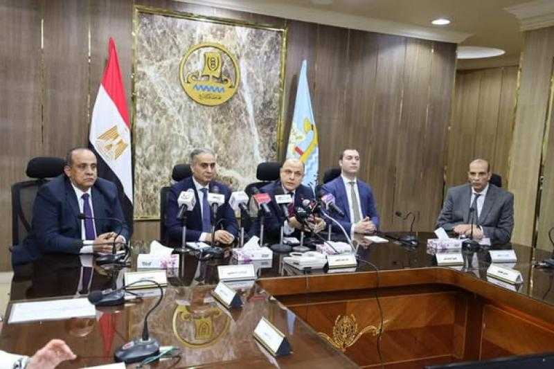 رئيس جهاز حماية المستهلك ومحافظ كفر الشيخ يعقدان لقاءً موسعًا مع الغرفة التجارية بالمحافظة ويبحثان مدي وفرة وإتاحة السلع بالأسواق