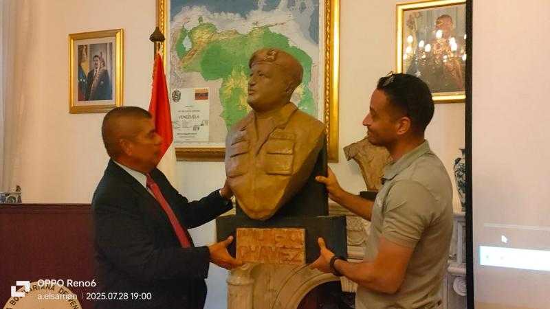أحمد رضا يهدي السفارة الفنزويلية تمثالاً للراحل هوجو تشافيز.. وبارينتوس: فخور بفنان مصري لم يرَ فنزويلا ونجح في تجسيد قادتها