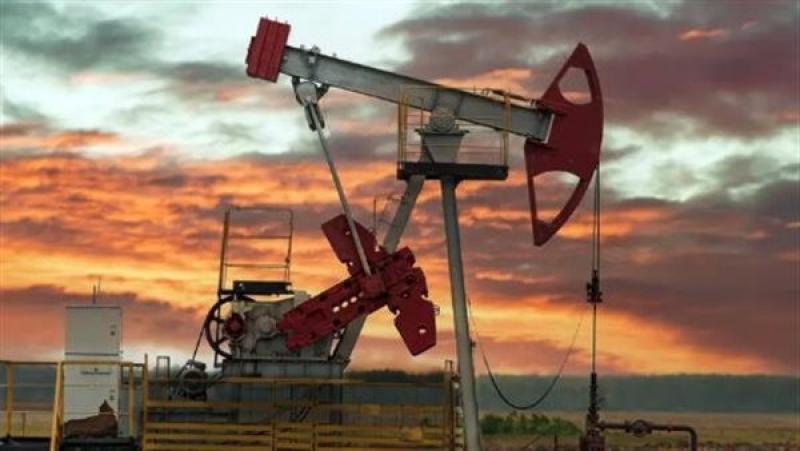 انخفاض أسعار النفط مع تقييم التطورات التجارية والجيوسياسية