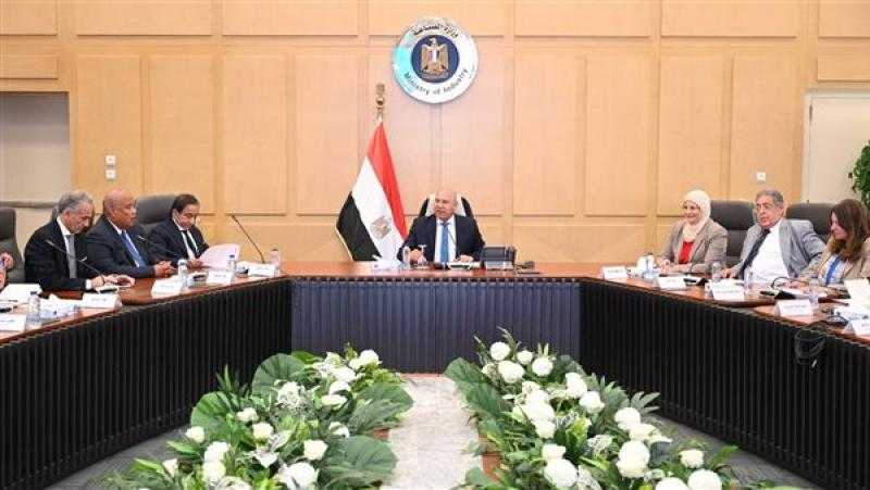 «الوزير»: صياغة استراتيجية متكاملة لتوطين صناعة صاج السيارات في مصر