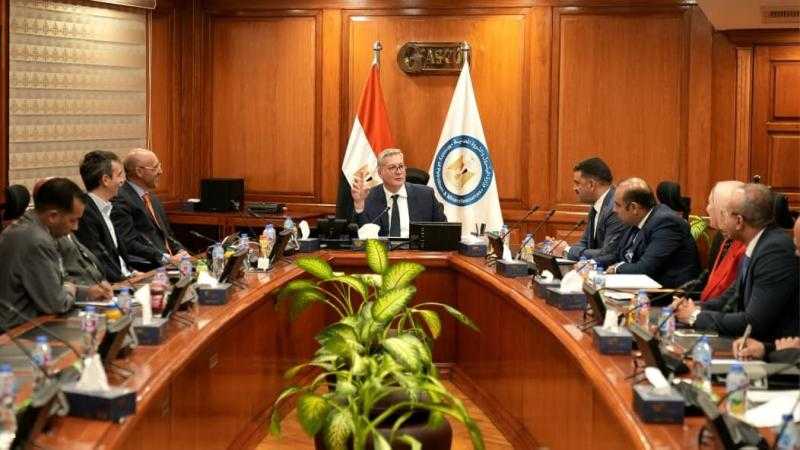 وزير البترول يلتقي نائب رئيس شركة إكس كاليبر  الأسبانية المتخصصة في المسح الجيوفيزيائي للإمكانات التعدينية