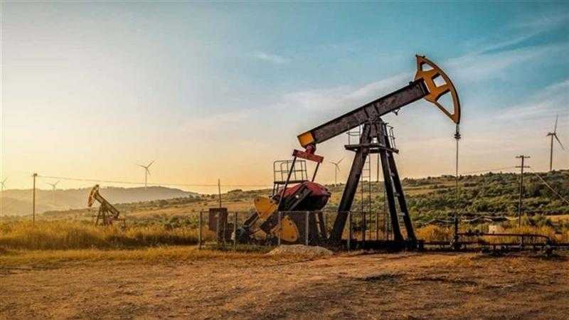 النفط يتراجع وسط توقعات بزيادة جديدة في إنتاج «أوبك+»