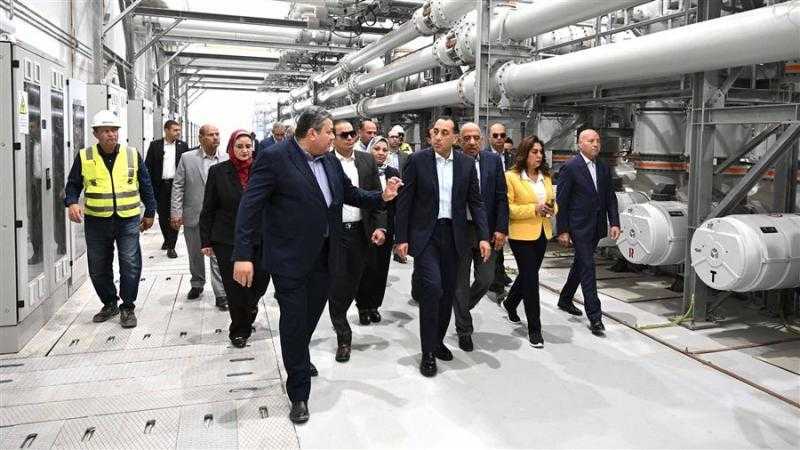 رئيس الوزراء يتابع ميدانياً مراحل الاختبار والتشغيل التجريبي لمحطة الربط الكهربائي المصري السعودي العملاقة بمدينة بدر