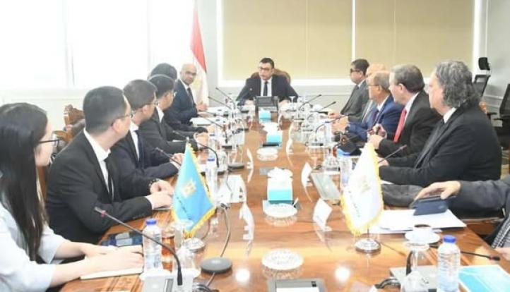 وزير الإسكان يلتقي وفداً من شركة جيانجسو فينجاي الصينية لبحث فرص التعاون بملف تحلية مياه البحر