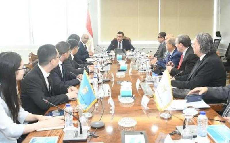 وزير الإسكان يلتقي وفداً من شركة جيانجسو فينجاي الصينية لبحث فرص التعاون بملف تحلية مياه البحر