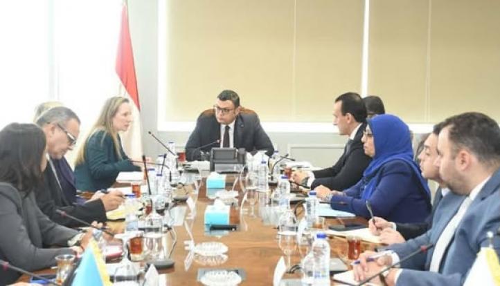 وزير الإسكان يجتمع مع بعثة البنك الدولي لبحث التعاون المستقبلي في مجالات الإدارة المتكاملة للأراضي والمدن الذكية والمباني الخضراء