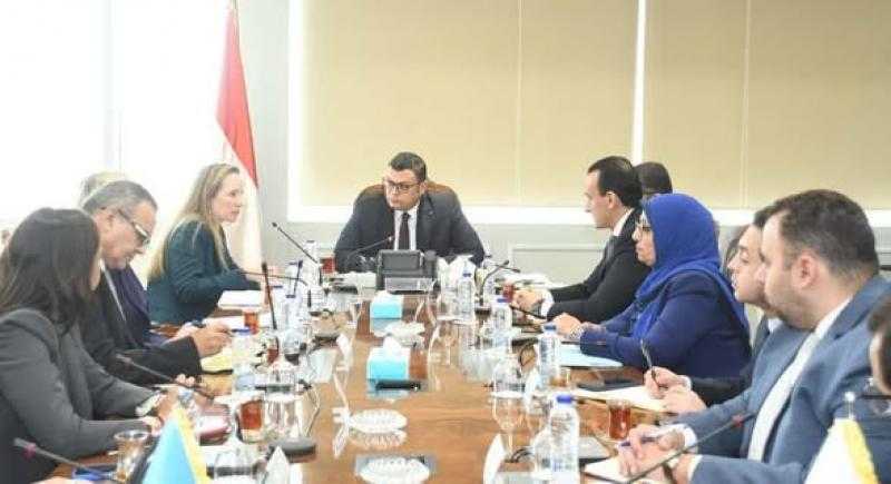 وزير الإسكان يجتمع مع بعثة البنك الدولي لبحث التعاون المستقبلي في مجالات الإدارة المتكاملة للأراضي والمدن الذكية والمباني الخضراء