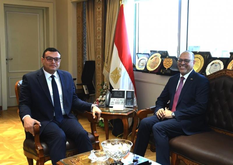 وزير الإسكان والعمل يبحثان تعزيز التعاون في عدد من الملفات المشتركة