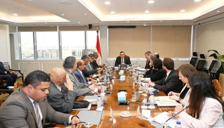 وزير الإسكان يبحث مع بنك الاستثمار الأوروبي تعزيز فرص التعاون المشترك