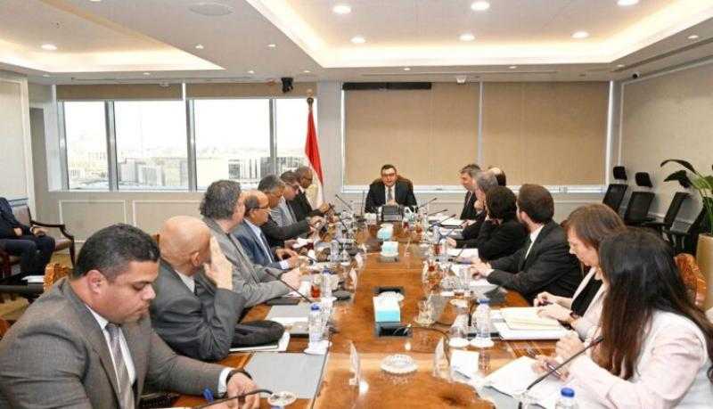 وزير الإسكان يبحث مع بنك الاستثمار الأوروبي تعزيز فرص التعاون المشترك