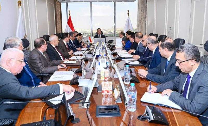 وزير التموين يجتمع مع رؤساء مجالس إدارات شركات المضارب التابعة للشركة القابضة للصناعات الغذائية