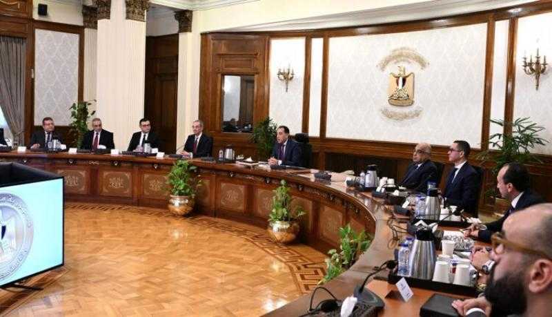 بحضور وكيل محافظ البنك المركزي.. مدبولي يتابع موقف تنفيذ منصة مصر العقارية لتصدير العقار