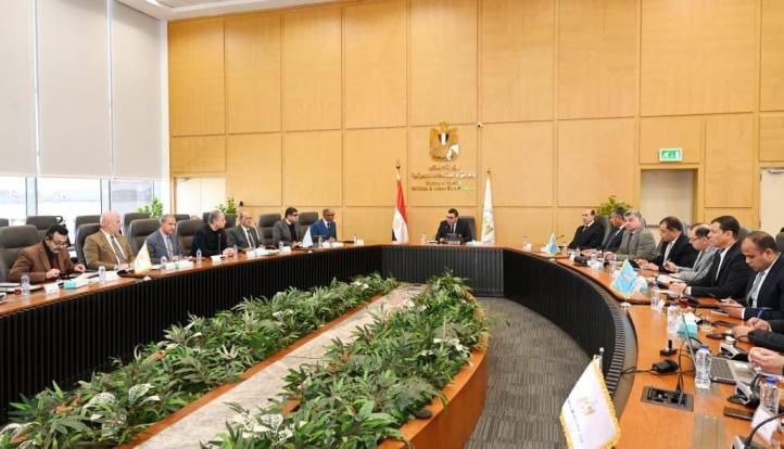 وزير الإسكان يعقد اجتماعاً لمتابعة موقف مشروعات المبادرة الرئاسية ”حياة كريمة” لتطوير قرى الريف المصري