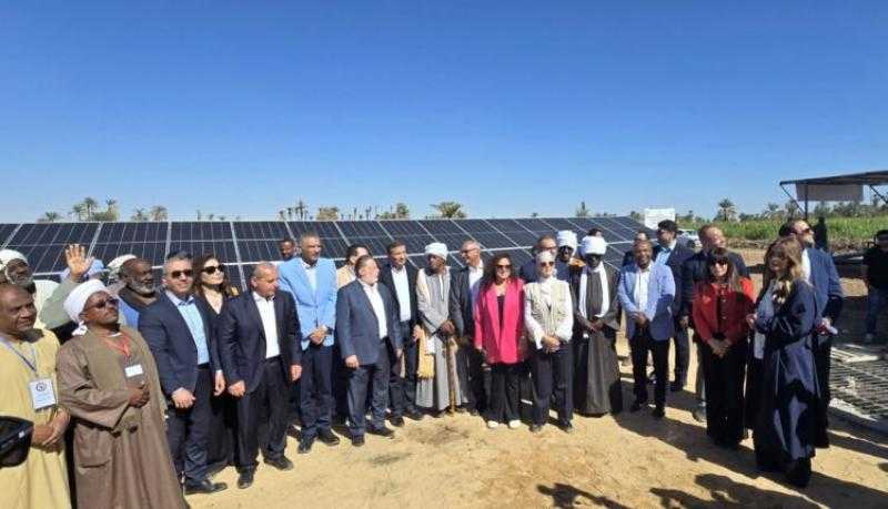 محافظ البنك المركزي ووزير الزراعة يفتتحان نموذج زراعة قصب السكر بالشتل والطاقة الشمسية في أسوان