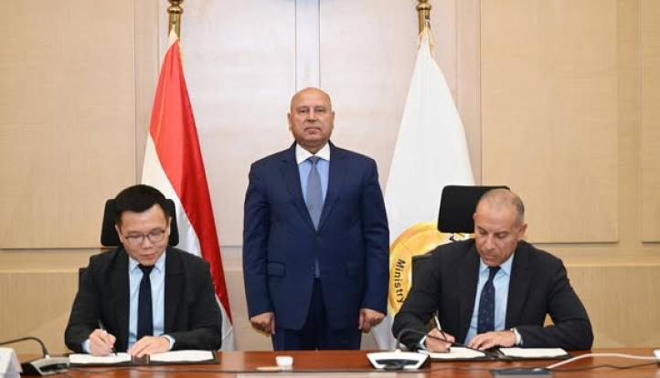 “النقل” توقع عقد إنشاء “مجمع صناعي للغزل والنسيج” في مدينة السويدي الصناعية باستثمارات 350 مليون دولار