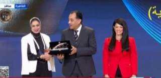 رئيس الوزراء يكرم الفائزين فى جائزة مصر للتميز الحكومى