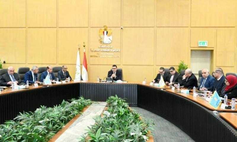 خلال اجتماعه اليوم.. وزير الإسكان يوجه بزيادة الاعتماد على المنتج المحلي في تنفيذ المشروعات