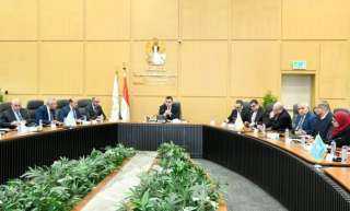 خلال اجتماعه اليوم.. وزير الإسكان يوجه بزيادة الاعتماد على المنتج المحلي في تنفيذ المشروعات