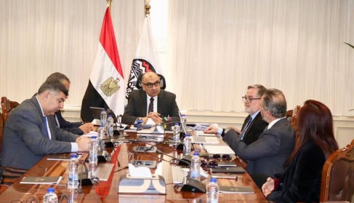 وزير قطاع الأعمال العام يبحث مع شركة إسبانية سبل التعاون في مشروعات بيئية مستدامة بالشركات التابعة