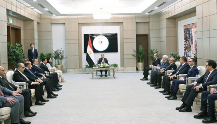 رئيس الوزراء يكرم الوزراء السابقين.. ويؤكد على استكمال مسيرة الإنجازات في الحكومة الجديدة