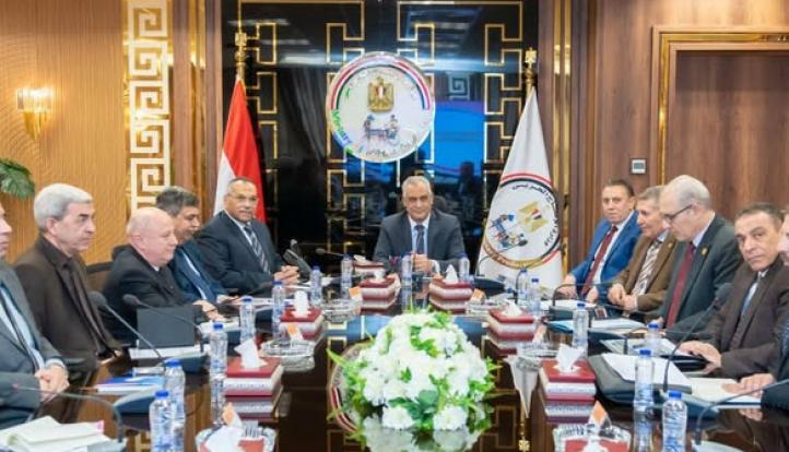 وزير الإنتاج الحربي يتابع تنفيذ مشروعات حياة كريمة