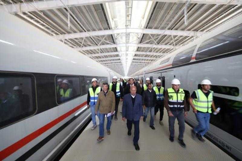 وزير النقل يتفقد ورشة القطار الكهربائي السريع بحدائق أكتوبر