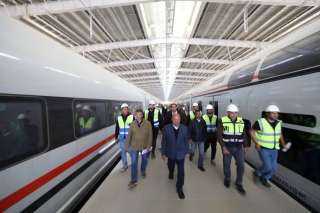 وزير النقل يتفقد ورشة القطار الكهربائي السريع بحدائق أكتوبر