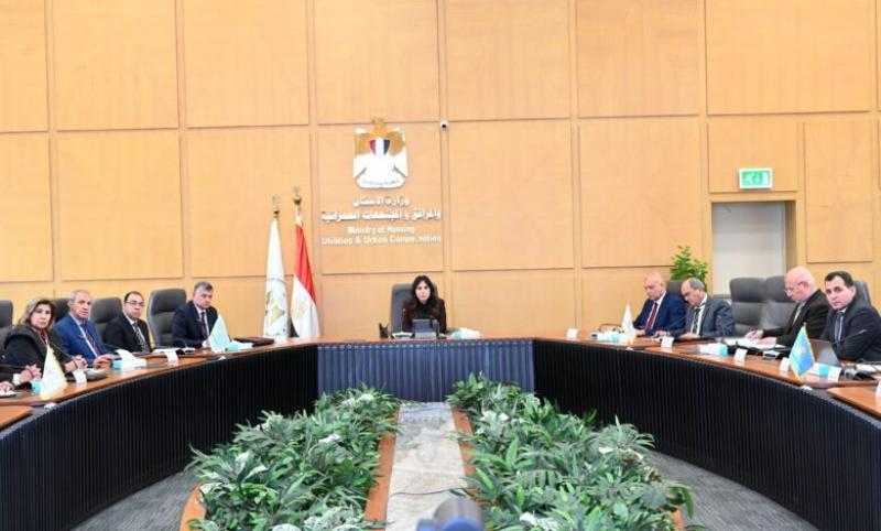 وزيرة الإسكان تتابع تنفيذ مشروعات “حياة كريمة”.. وتؤكد على تسريع معدلات التنفيذ