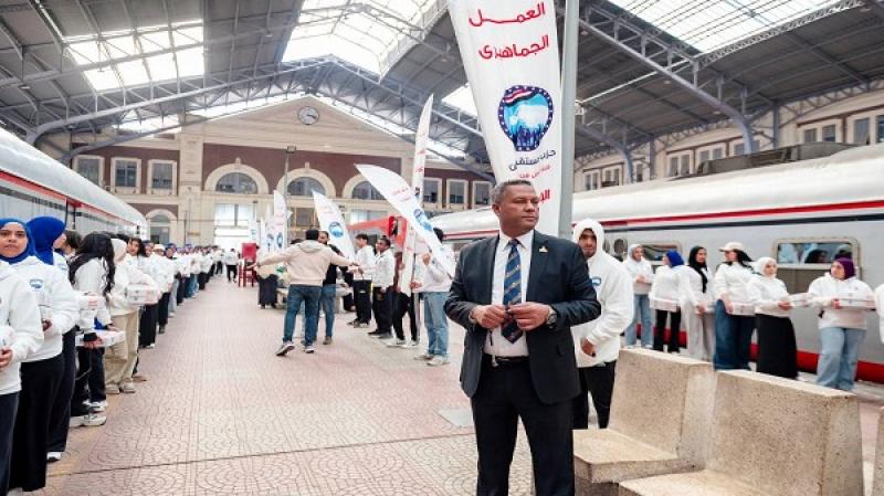 في مشهد إنساني.. «العمل الجماهيري بمستقبل وطن» يطلق «إفطار مسافر» لخدمة ركاب القطارات