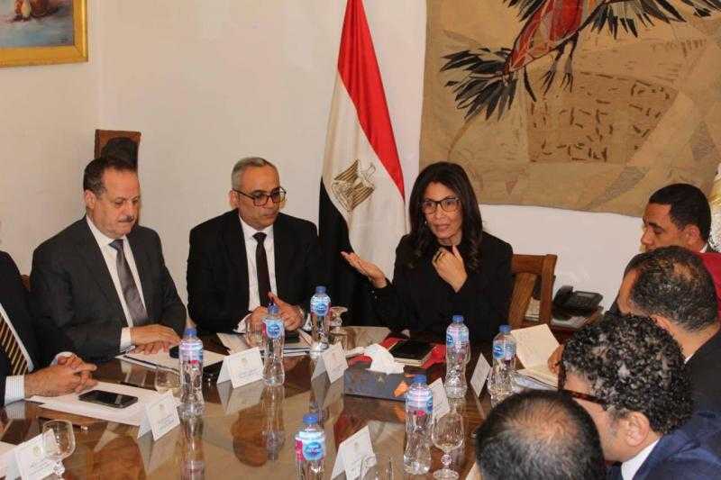 وزيرة الثقافة تعقد اجتماعًا موسعًا مع قيادات الوزارة ورؤساء القطاعات لوضع ملامح الفترة المقبلة