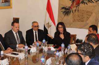 وزيرة الثقافة تعقد اجتماعًا موسعًا مع قيادات الوزارة ورؤساء القطاعات لوضع ملامح الفترة المقبلة