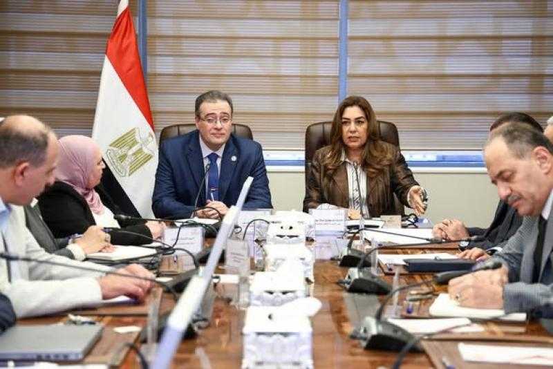 وزيرة التنمية المحلية والبيئة تبحث مع رئيس الجهاز المركزي للتنظيم والإدارة تعديلات الهياكل التنظيمية بالوزارة