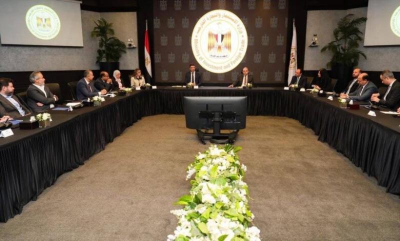 وزيرا الاستثمار والصناعة يبحثان مع بنوك الاستثمار إطلاق صناديق متخصصة لدعم القطاع الصناعي