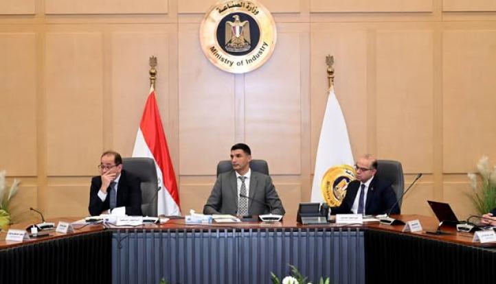 وزير الصناعة يبحث مع وزيري الاستثمار والمالية تعزيز صناعة السيارات بمصر