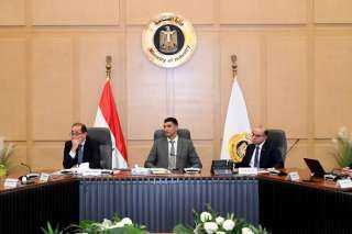 وزير الصناعة يبحث مع وزيري الاستثمار والمالية تعزيز صناعة السيارات بمصر