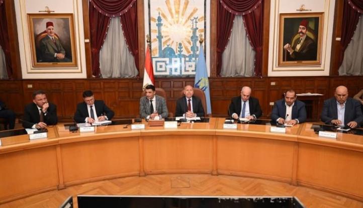 وزير الصناعة ومحافظ القاهرة يلتقيان مستثمري شق الثعبان الصناعية ويسلّمان 44 عقدًا بعد التقنين