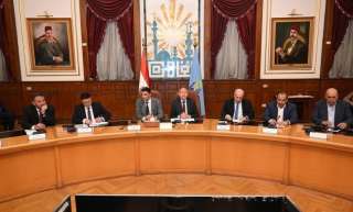وزير الصناعة ومحافظ القاهرة يلتقيان مستثمري شق الثعبان الصناعية ويسلّمان 44 عقدًا بعد التقنين