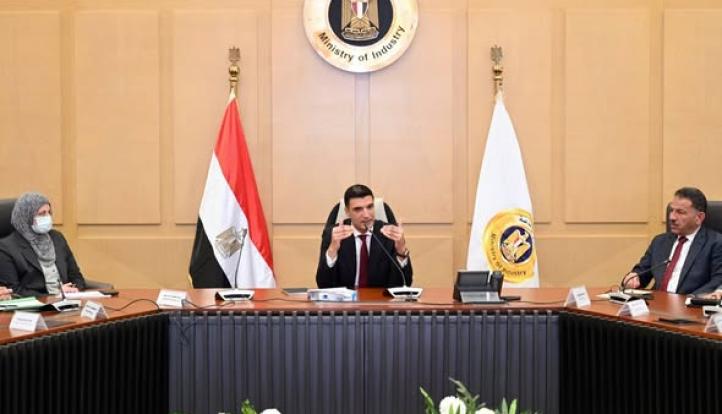 وزير الصناعة يبحث مع ممثلي شركة دي كود للاستشارات مستجدات الاستراتيجية الصناعية