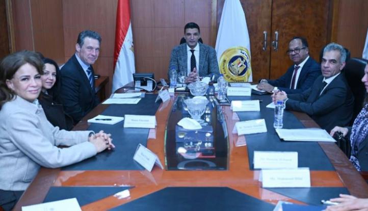 وزير الصناعة يبحث مع الأوروبي لإعادة الإعمار والتنمية برامج البنك في مصر