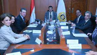 وزير الصناعة يبحث مع الأوروبي لإعادة الإعمار والتنمية برامج البنك في مصر