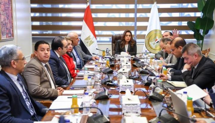 وزيرة التنمية المحلية والبيئة تتابع الملفات البيئية والتنموية بالمحافظات
