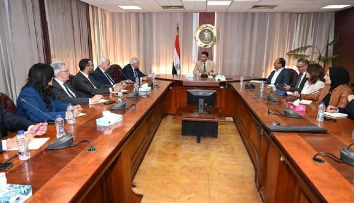 وزير الصناعة يبحث مع “غرفة التجارة الأمريكية” سبل تعزيز التعاون المشترك